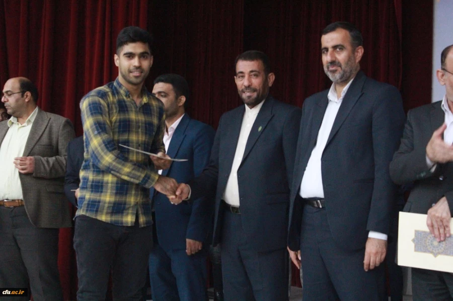 با حضور استاندار بوشهر و همزمان با تشییع پیکر شهید خوشنام؛
آئین بزرگداشت روز دانشجو در پردیس علامه طباطبایی برگزار شد 14