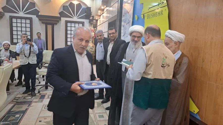 با حضور نماینده ولی فقیه در استان و امام جمعه بوشهر؛
رئیس دانشگاه فرهنگیان استان بوشهر تجلیل شد
 3