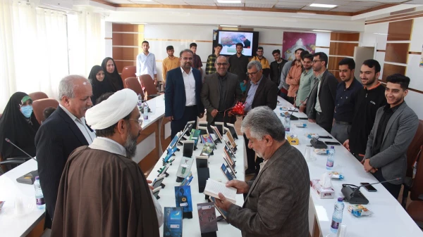 با حضور مدیرکل فرهنگ و ارشاد اسلامی استان بوشهر؛
رونمایی از مجموعه 40 جلدی ره نامه مقام معظم رهبری دردانشگاه فرهنگیان بوشهر  7