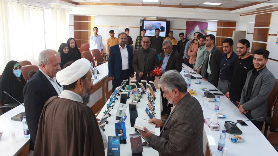 با حضور مدیرکل فرهنگ و ارشاد اسلامی استان بوشهر؛
رونمایی از مجموعه 40 جلدی ره نامه مقام معظم رهبری دردانشگاه فرهنگیان بوشهر  7