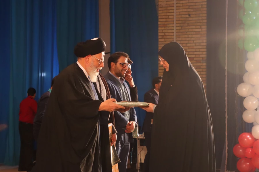 لزوم توجه ویژه به مولفه ایثار در تربیتِ دانشجومعلمان دانشگاه فرهنگیان
 6