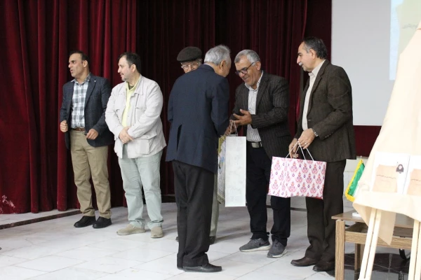 با حضور نماینده ولی فقیه در استان و امام جمعه بوشهر؛
برگزاری آئین بزرگداشت بی بی فطوم بلادی نخستین زن صاحب دیوان در بوشهر/ رونمایی از مجموعه اشعار بی بی فطوم بلادی 2