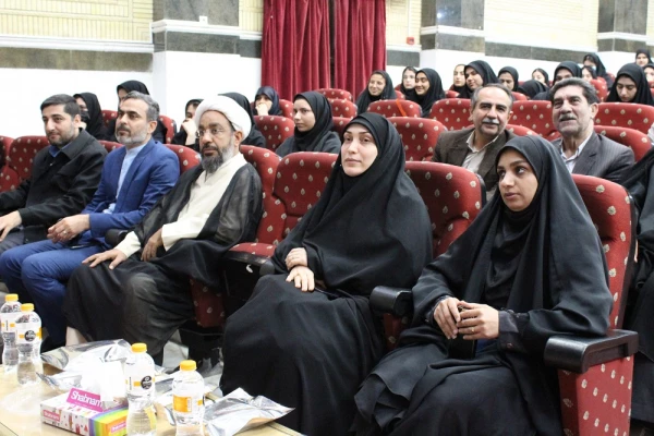 با حضور نماینده ولی فقیه در استان و امام جمعه بوشهر؛
برگزاری آئین بزرگداشت بی بی فطوم بلادی نخستین زن صاحب دیوان در بوشهر/ رونمایی از مجموعه اشعار بی بی فطوم بلادی 6