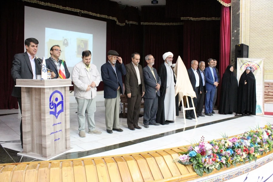 با حضور نماینده ولی فقیه در استان و امام جمعه بوشهر؛
برگزاری آئین بزرگداشت بی بی فطوم بلادی نخستین زن صاحب دیوان در بوشهر/ رونمایی از مجموعه اشعار بی بی فطوم بلادی 9