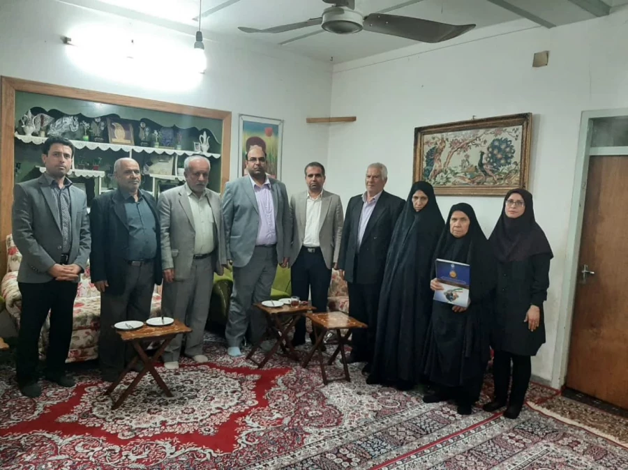 به مناسبت روز بزرگداشت شهدا؛
دیدار مسئولان دانشگاه فرهنگیان استان بوشهر با خانواده شهید محمدی باغملایی  3