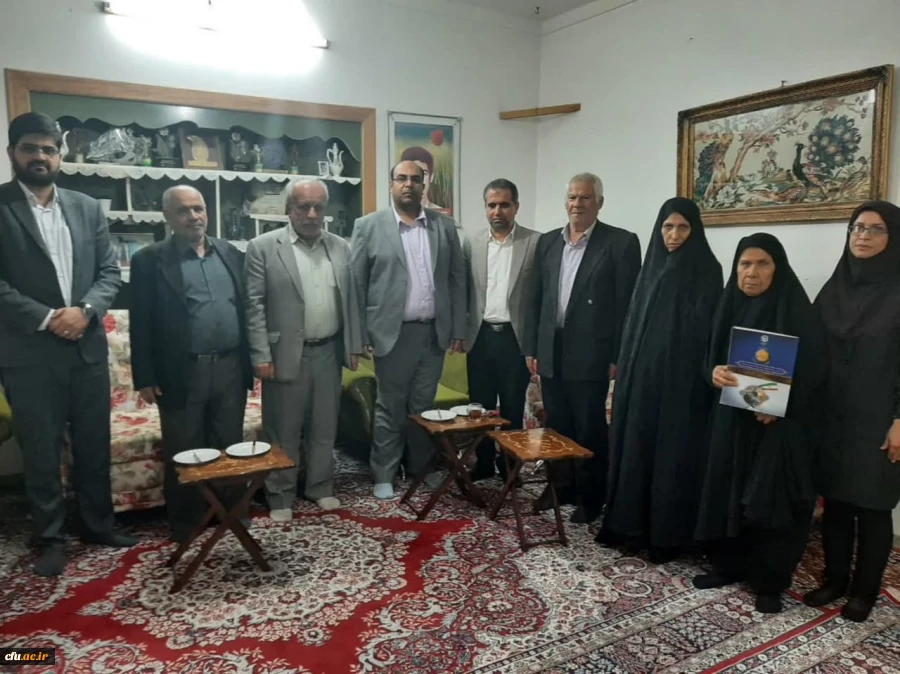 به مناسبت روز بزرگداشت شهدا؛
دیدار مسئولان دانشگاه فرهنگیان استان بوشهر با خانواده شهید محمدی باغملایی  4