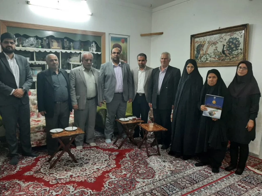 به مناسبت روز بزرگداشت شهدا؛
دیدار مسئولان دانشگاه فرهنگیان استان بوشهر با خانواده شهید محمدی باغملایی  5