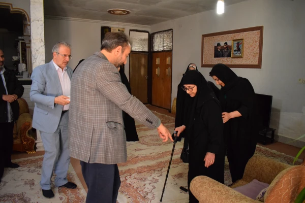 دیدار هیات رئیسه دانشگاه فرهنگیان کرمانشاه با خانواده شهید محسن مظفریان 13
