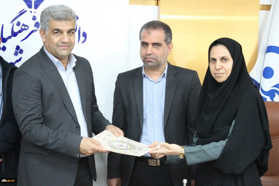 رونمایی از کتاب در دانشگاه فرهنگیان استان بوشهر؛
دو کتاب اعضای هیات علمی دانشگاه فرهنگیان استان بوشهر رونمایی شد 6