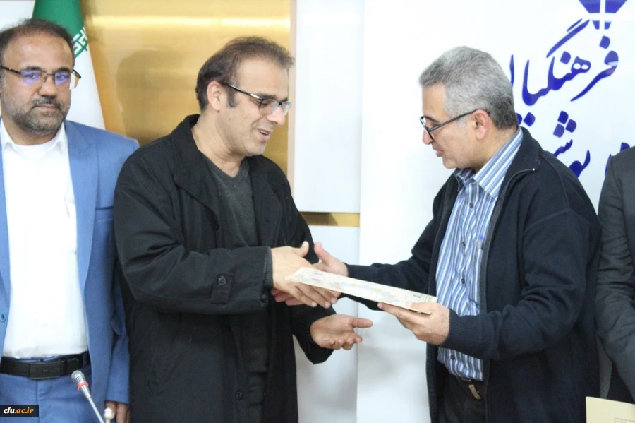 رونمایی از کتاب در دانشگاه فرهنگیان استان بوشهر؛
دو کتاب اعضای هیات علمی دانشگاه فرهنگیان استان بوشهر رونمایی شد 7