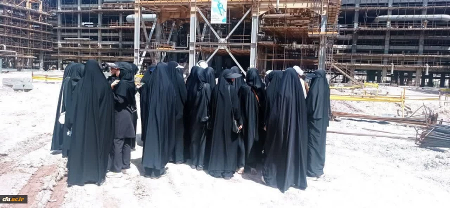 اردوی یک روزه راهیان پیشرفت با حضور استادان و دانشجو معلمان پردیس خواهران دانشگاه فرهنگیان هرمزگان از پالایشگاه در حال ساخت مهر خلیج فارس 3