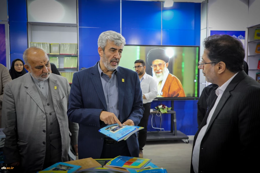 بازدید دکتر برزویی از سی و پنجمین نمایشگاه بین المللی کتاب در غرفه دانشگاه فرهنگیان 10