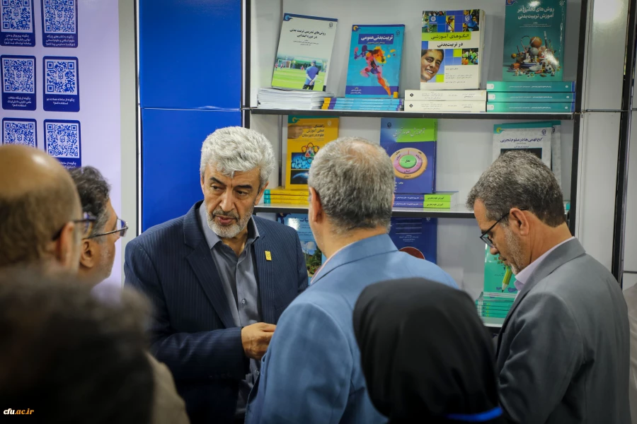 بازدید دکتر برزویی از سی و پنجمین نمایشگاه بین المللی کتاب در غرفه دانشگاه فرهنگیان 14