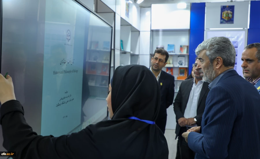 بازدید دکتر برزویی از سی و پنجمین نمایشگاه بین المللی کتاب در غرفه دانشگاه فرهنگیان 15