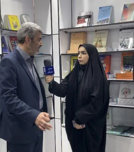 بازدید رئیس دانشگاه فرهنگیان از غرفه دانشگاه در سی و پنجمین نمایشگاه بین المللی کتاب تهران 2