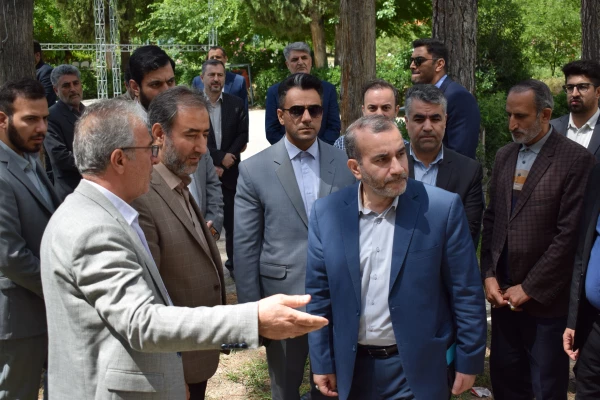 بازدید استاندار از دانشگاه فرهنگیان کرمانشاه و برگزاری ششمین جلسه هیات امنای دانشگاه

 9