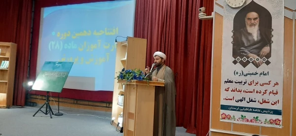 معلم الگو و اسوه دانش آموز است 5