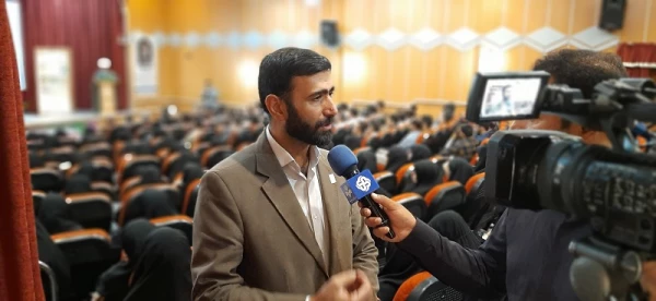 معلم الگو و اسوه دانش آموز است 6