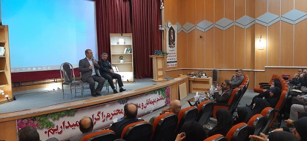 معلم الگو و اسوه دانش آموز است 8