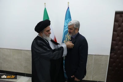 اهدای نشان خادمی مسجد مقدس جمکران به رییس دانشگاه فرهنگیان