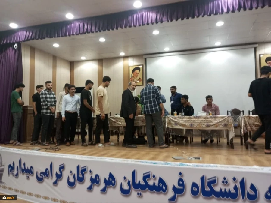 
حضور پر شور دانشجومعلمان هرمزگان برای شرکت در انتخابات، در اولین ساعات شروع رأی گیری، پای صندوق
 3
