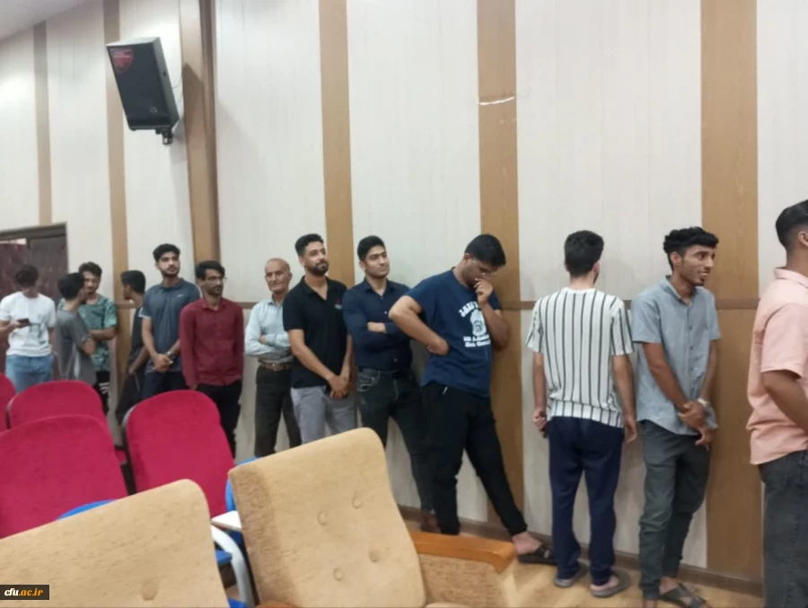 
حضور پر شور دانشجومعلمان هرمزگان برای شرکت در انتخابات، در اولین ساعات شروع رأی گیری، پای صندوق
 4