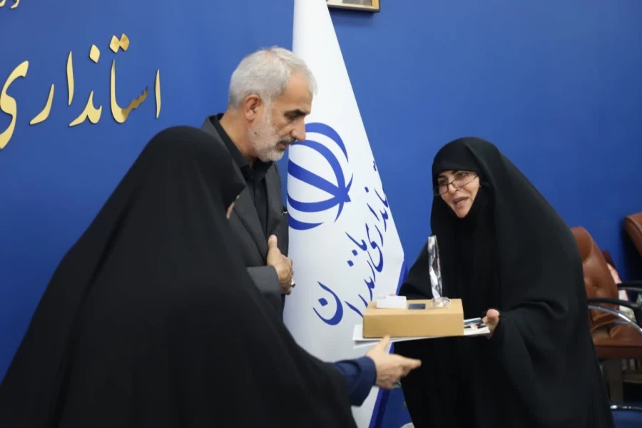 در اختتامیه دومین کنگره ملی بانوان تاثیرگذار صورت گرفت؛

تجلیل از هشت بانوی برتر تاثیرگذار مازندرانی / ریاست پردیس فاطمه الزهرا (س) ساری تجلیل شد
 7