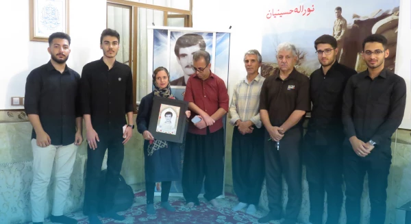 
دیدار دانشجویان کنگره شهدای دانشجو معلم دانشگاه فرهنگیان کرمانشاه با خانواده شهید دانشجو معلم تیمور گرامی
 3