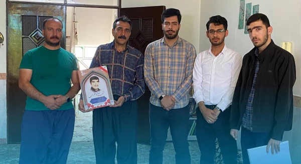 
دیدار دانشجویان کنگره شهدای دانشجو معلم دانشگاه فرهنگیان کرمانشاه با خانواده شهید دانشجو معلم تیمور گرامی
 4