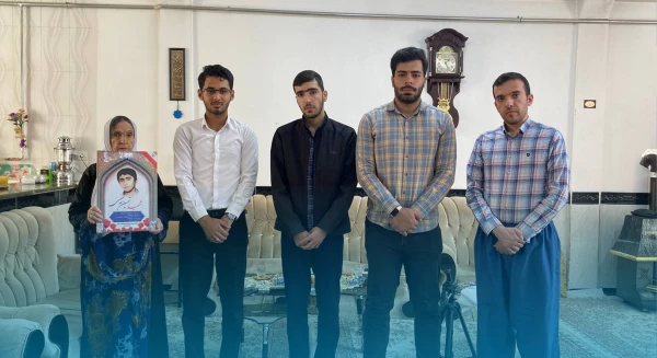 
دیدار دانشجویان کنگره شهدای دانشجو معلم دانشگاه فرهنگیان کرمانشاه با خانواده شهید دانشجو معلم تیمور گرامی
 5