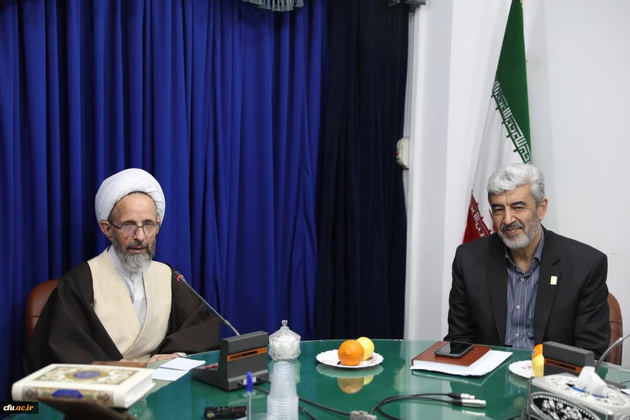 زار رئيس جامعة فرهنجيان وأعضاء مجلس إدارة هذه الجامعة في رحلة لمدة يومين إلى محافظة قم معهدَ الامام الخميني (ره) وجامعة التربية الإسلامية مؤكدا على تطوير التفاعلات ومتابعة التفاهمات السابقة 2