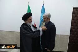 تقديم شارة خادم مسجد جمكران المقدس لرئيس جامعة فرهنجيان من قبل المتولي الشرعي لمسجد جمكران المقدس مايو ٢٠٢٤ 2