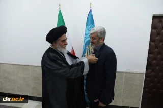 تقديم شارة خادم مسجد جمكران المقدس لرئيس جامعة فرهنجيان من قبل المتولي الشرعي لمسجد جمكران المقدس مايو ٢٠٢٤