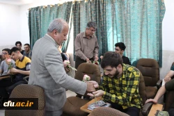 همزمان با آغاز سال تحصیلی در دانشگاه فرهنگیان استان بوشهر؛
اهدای گل به دانشجومعلمان توسط رئیس دانشگاه در کلاس های درس پردیس ها 2