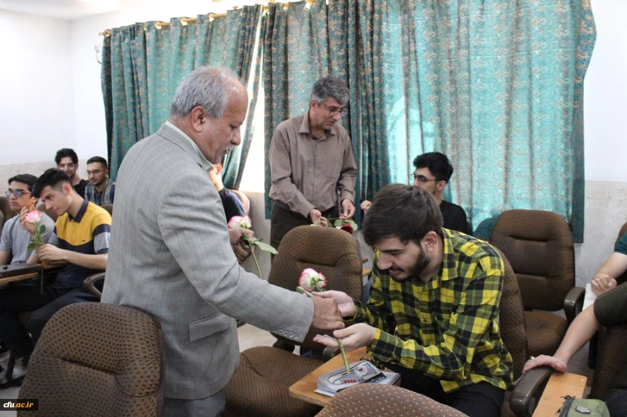 همزمان با آغاز سال تحصیلی در دانشگاه فرهنگیان استان بوشهر؛
اهدای گل به دانشجومعلمان توسط رئیس دانشگاه در کلاس های درس پردیس ها 2