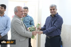 همزمان با آغاز سال تحصیلی در دانشگاه فرهنگیان استان بوشهر؛
اهدای گل به دانشجومعلمان توسط رئیس دانشگاه در کلاس های درس پردیس ها 2