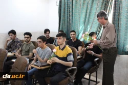 همزمان با آغاز سال تحصیلی در دانشگاه فرهنگیان استان بوشهر؛
اهدای گل به دانشجومعلمان توسط رئیس دانشگاه در کلاس های درس پردیس ها 2