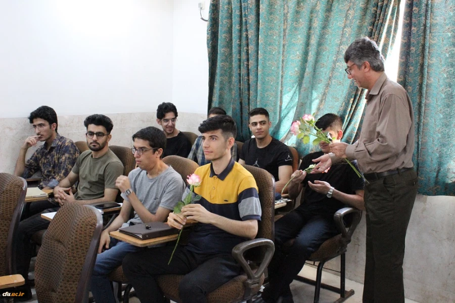 همزمان با آغاز سال تحصیلی در دانشگاه فرهنگیان استان بوشهر؛
اهدای گل به دانشجومعلمان توسط رئیس دانشگاه در کلاس های درس پردیس ها 2