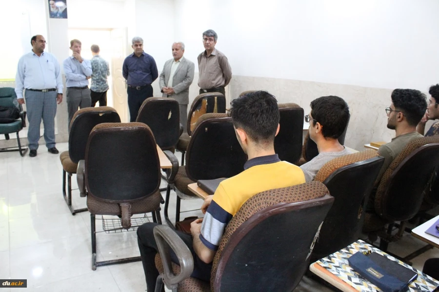 همزمان با آغاز سال تحصیلی در دانشگاه فرهنگیان استان بوشهر؛
اهدای گل به دانشجومعلمان توسط رئیس دانشگاه در کلاس های درس پردیس ها 3