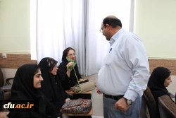 همزمان با آغاز سال تحصیلی در دانشگاه فرهنگیان استان بوشهر؛
اهدای گل به دانشجومعلمان توسط رئیس دانشگاه در کلاس های درس پردیس ها 2