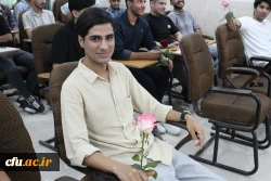 همزمان با آغاز سال تحصیلی در دانشگاه فرهنگیان استان بوشهر؛
اهدای گل به دانشجومعلمان توسط رئیس دانشگاه در کلاس های درس پردیس ها 3