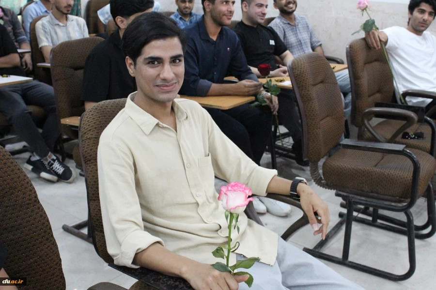 همزمان با آغاز سال تحصیلی در دانشگاه فرهنگیان استان بوشهر؛
اهدای گل به دانشجومعلمان توسط رئیس دانشگاه در کلاس های درس پردیس ها 3