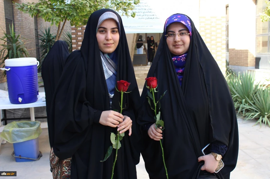 همزمان با آغاز سال تحصیلی در دانشگاه فرهنگیان استان بوشهر؛
اهدای گل به دانشجومعلمان توسط رئیس دانشگاه در کلاس های درس پردیس ها 2