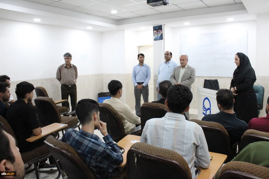 همزمان با آغاز سال تحصیلی در دانشگاه فرهنگیان استان بوشهر؛
اهدای گل به دانشجومعلمان توسط رئیس دانشگاه در کلاس های درس پردیس ها 3