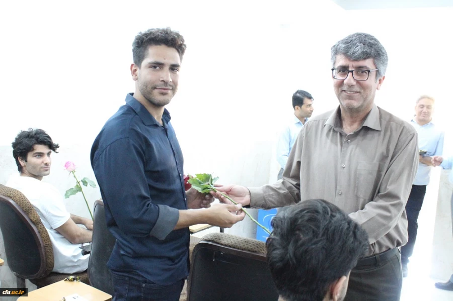 همزمان با آغاز سال تحصیلی در دانشگاه فرهنگیان استان بوشهر؛
اهدای گل به دانشجومعلمان توسط رئیس دانشگاه در کلاس های درس پردیس ها 5