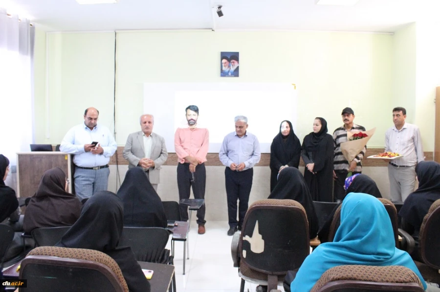 همزمان با آغاز سال تحصیلی در دانشگاه فرهنگیان استان بوشهر؛
اهدای گل به دانشجومعلمان توسط رئیس دانشگاه در کلاس های درس پردیس ها 7