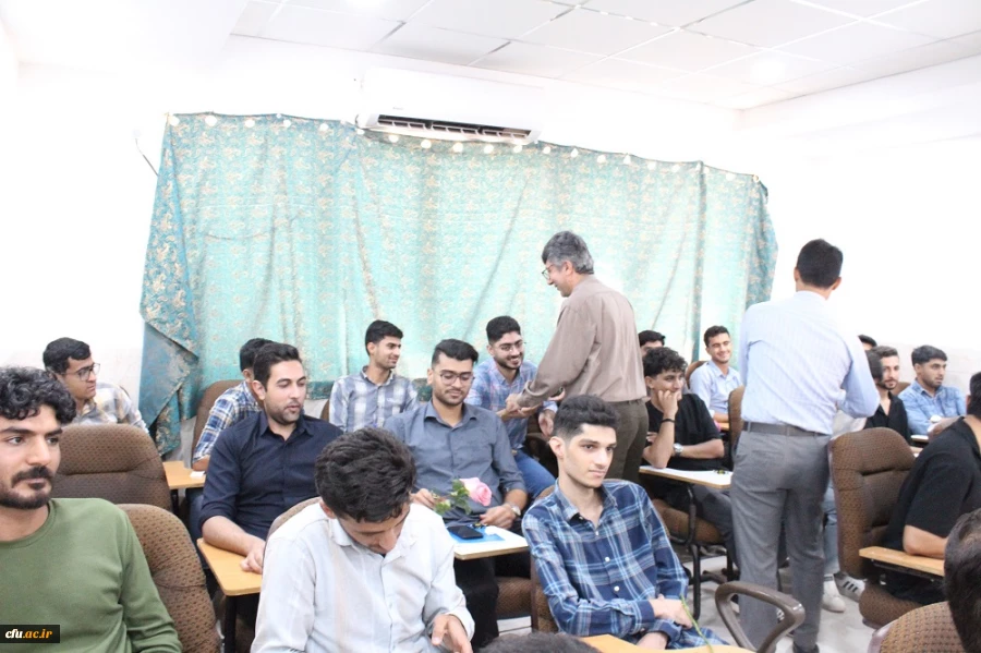 همزمان با آغاز سال تحصیلی در دانشگاه فرهنگیان استان بوشهر؛
اهدای گل به دانشجومعلمان توسط رئیس دانشگاه در کلاس های درس پردیس ها 6