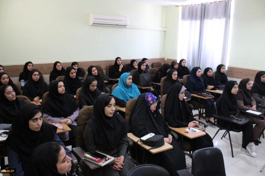 همزمان با آغاز سال تحصیلی در دانشگاه فرهنگیان استان بوشهر؛
اهدای گل به دانشجومعلمان توسط رئیس دانشگاه در کلاس های درس پردیس ها 8