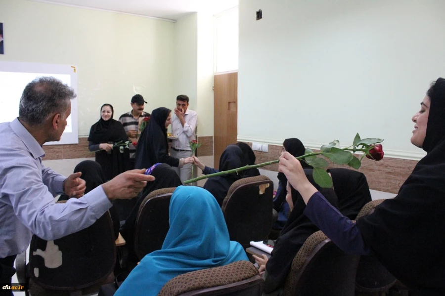 همزمان با آغاز سال تحصیلی در دانشگاه فرهنگیان استان بوشهر؛
اهدای گل به دانشجومعلمان توسط رئیس دانشگاه در کلاس های درس پردیس ها 10