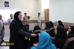 همزمان با آغاز سال تحصیلی در دانشگاه فرهنگیان استان بوشهر؛
اهدای گل به دانشجومعلمان توسط رئیس دانشگاه در کلاس های درس پردیس ها 11